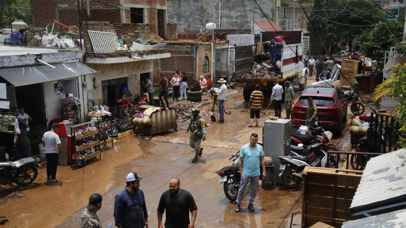 Personas afectadas por las fuertes lluvias rescatan sus pertenencias el 14 de agosto de 2024, en la ciudad de Zapotlanejo, Jalisco (México). EFE/ Francisco Guasco