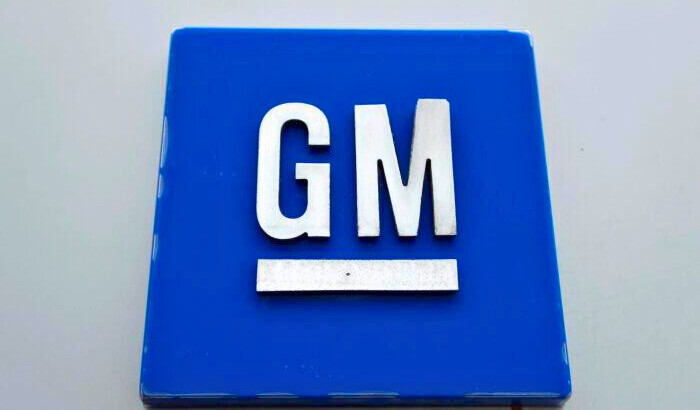 El logotipo de General Motors se muestra fuera de la planta de ensamblaje de General Motors Detroit-Hamtramck en Hamtramck, Michigan, el 27 de enero de 2020. (Paul Sancya/AP Foto)