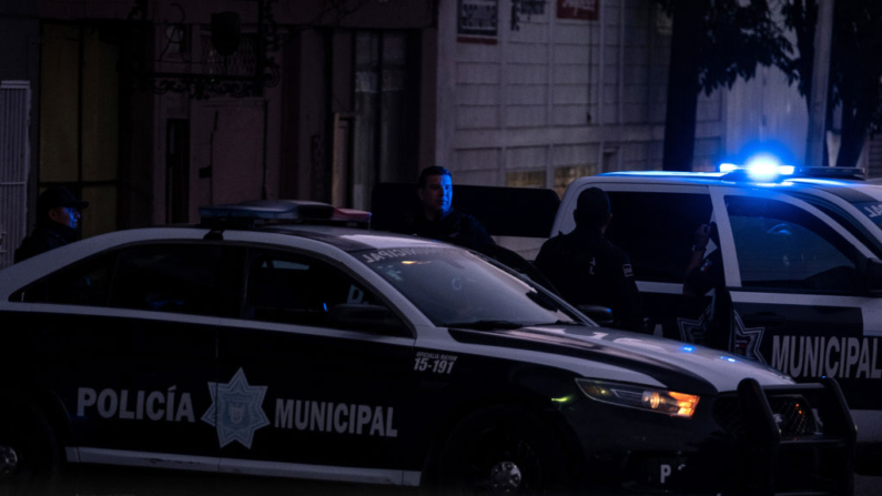 Agentes de policía vigilan una escena del crimen en el centro de Tijuana, estado de Baja California, México, el 21 de abril de 2019. (Guillermo Arias/AFP vía Getty Images)