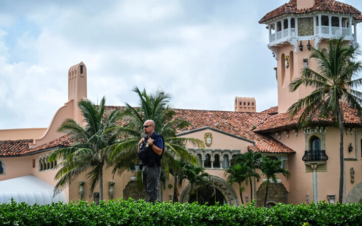 Un policía hace guardia en el resort Mar-a-Lago del expresidente Donald Trump, en West Palm Beach, Florida, el 14 de julio de 2024. (Giorgio Viera/ AFP vía Getty Images)