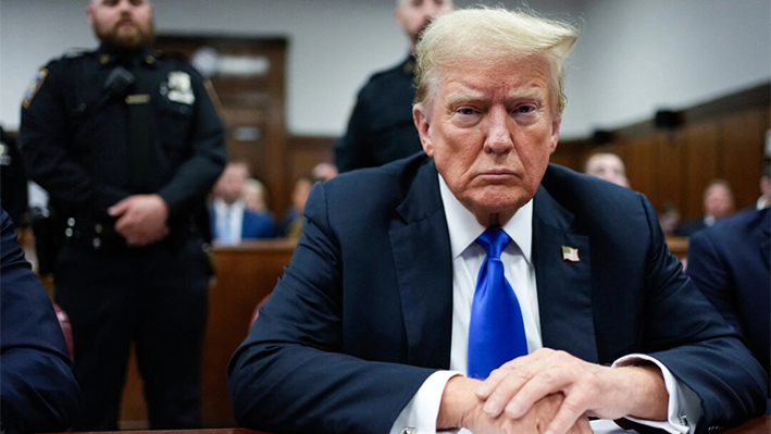 El expresidente y candidato presidencial republicano Donald Trump asiste a su juicio penal en la Corte Penal de Manhattan, en Nueva York, el 30 de mayo de 2024. (Seth Wenig/POOL/AFP vía Getty Images)
