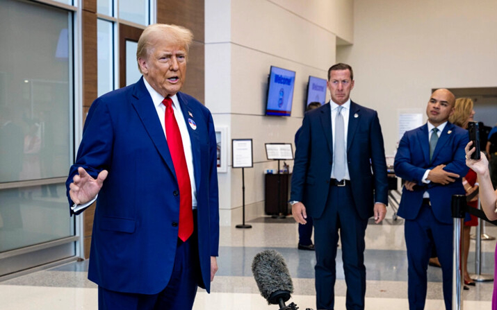 El candidato presidencial republicano, el expresidente Donald Trump, habla con la prensa después de emitir su voto en la Oficina del Supervisor de Elecciones del Condado de Palm Beach, en West Palm Beach, Florida, el 14 de agosto de 2024. (Eva Marie Uzcategui/Getty Images)