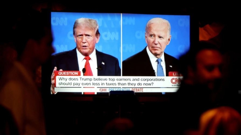 La gente ve el debate presidencial de la CNN entre el presidente Joe Biden y el expresidente Donald Trump en una celebración del debate en The Continental Club en Los Ángeles el 27 de junio de 2024. (Mario Tama/Getty Images)