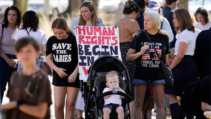 Manifestantes provida ante el Capitolio de Arizona en Phoeniz el 1 de mayo de 2024. (Matt York/Foto AP)
