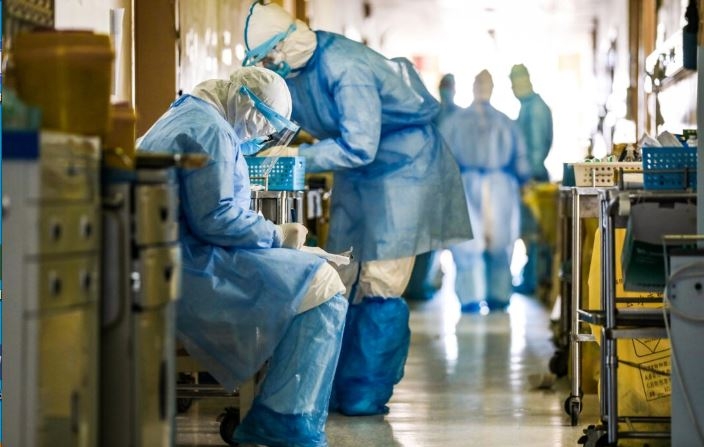 Miembros del personal médico trabajan en la sala de aislamiento del Hospital de la Cruz Roja de Wuhan en Wuhan, en la provincia central china de Hubei, el 16 de febrero de 2020. (AFP vía Getty Images)