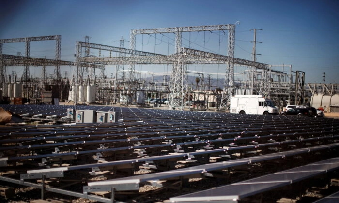 Paneles solares se ven junto a una estación de Southern California Edison en Carson, California, el 4 de marzo de 2015. (Lucy Nicholson/Reuters)