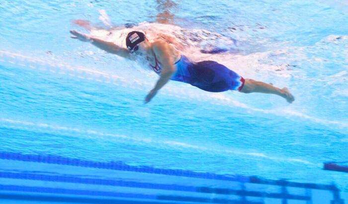 Katie Ledecky, del equipo de Estados Unidos, compite en la final femenina de 1500 m estilo libre en el quinto día de los Juegos Olímpicos de París 2024 en el Paris La Defense Arena en Nanterre, Francia, el 31 de julio de 2024. (Adam Pretty/Getty Images)