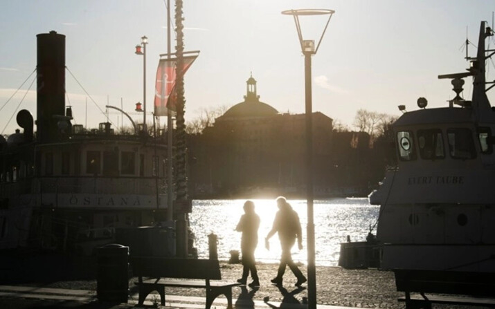 Fotografía de archivo de un grupo de personas paseando por el muelle de Standvagen, en Estocolmo, Suecia. (TT News Agency/Fredrik Sandberg vía Reuters)