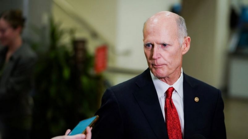 El senador Rick Scott (R-Fla.) habla durante una rueda de prensa en el Capitolio de EE. UU. en Washington el 11 de julio de 2023. (Madalina Vasiliu/The Epoch Times)