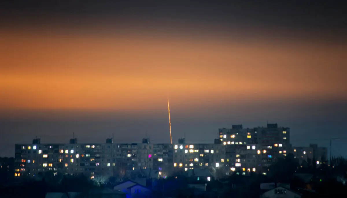 Un misil lanzado desde la región rusa de Belgorod se ve volando hacia Kharkiv, en el noreste de Ucrania, el 7 de enero de 2023. (Vadym Bielikov/AFP vía Getty Images)