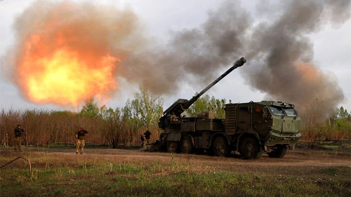 Artilleros de la 43ª Brigada Mecanizada Separada de las Fuerzas Armadas de Ucrania disparan contra una posición rusa con un obús autopropulsado de 155 mm 2C22 "Bohdana" en la región de Kharkiv en medio de la invasión rusa en Ucrania, el 21 de abril de 2024. (Anatolii Stepanov/AFP vía Getty Images)