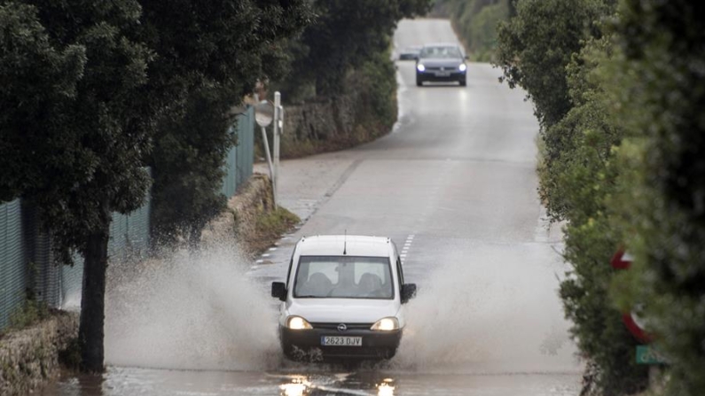 Un coche atraviesa una zona inundada a causa del reciente paso de una dana, el 15 de agosto de 2024 en Alaior, Menorca (España). EFE/ David Arquimbau Sintes