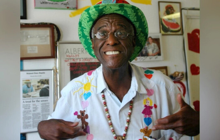 Wally Amos en la oficina de su casa en la sección Lanikai de Kailua, Hawaii, el 12 de junio de 2007. (Lucy Pemoni/Foto AP)
