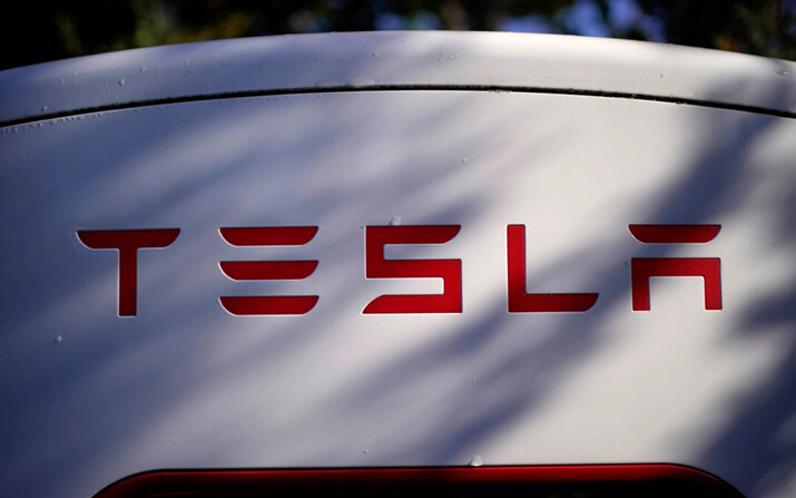 Un cargador de Tesla en Freeport, Maine, el 19 de octubre de 2022. (Robert F. Bukaty/AP)
