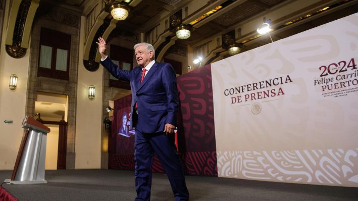 Fotografía cedida por la presidencia de México, del mandatario mexicano, Andrés Manuel López Obrador, durante su participación en una rueda de prensa en el Palacio Nacional en Ciudad de México, México, el 15 de agosto de 2024. (EFE/ Presidencia de México) 