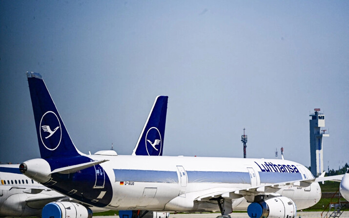 Aviones operados por la aerolínea alemana Lufthansa en el aeropuerto Willy-Brandt de Berlín Brandeburgo BER, en Schoenefeld, cerca de Berlín, Alemania, el 31 de mayo de 2021. (Tobias Schwarz/AFP vía Getty Images)