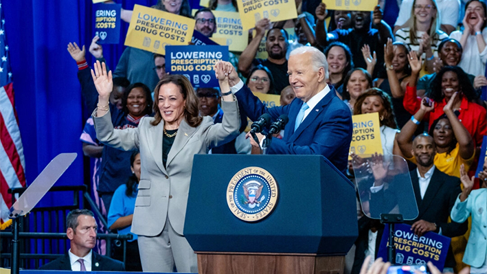 La vicepresidenta y candidata a la presidencia en 2024 Kamala Harris y el presidente Joe Biden se marchan tras hablar en el Prince George's Community College de Marlboro, Maryland, el 15 de agosto de 2024. (Madalina Vasiliu/The Epoch Times)
