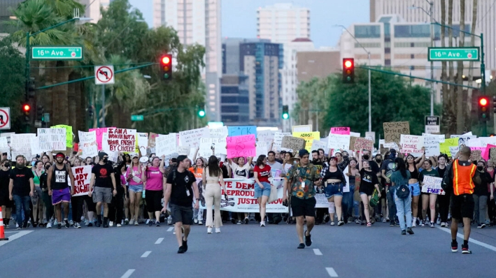 Miles de manifestantes marchan alrededor del Capitolio de Arizona tras la decisión del Tribunal Supremo de anular la histórica sentencia sobre el aborto Roe contra Wade, en Phoenix, el 24 de junio de 2022. (Ross D. Franklin/Foto AP)