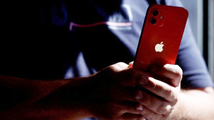 Un hombre sostiene un iPhone de Apple en una tienda de telefonía móvil en Nantes, Francia, el 13 de septiembre de 2023. (Stephane Mahe/Reuters)