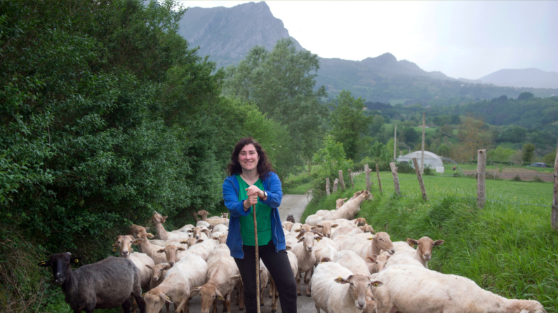 La pastora española Igone Vázquez, de 42 años, posa para una foto con algunas de sus ovejas en el pueblo de Intza en la región de Navarra, España, el 24 de abril de 2020. (Foto de ANDER GILLENEA/AFP via Getty Images)