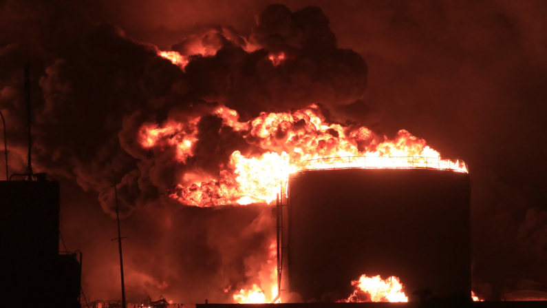 Imagen de archivo: Una gran explosión de fuego estalla en una instalación de almacenamiento de petróleo en Yemen, el 20 de julio de 2024. (AFP via Getty Images)