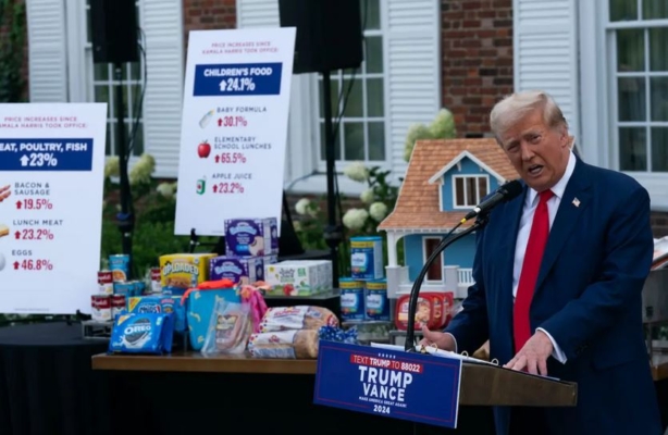 El candidato presidencial republicano, el expresidente Donald Trump, ofrece una rueda de prensa fuera del Trump National Golf Club Bedminster en Bedminster, Nueva Jersey, el 15 de agosto de 2024. (Adam Gray/Getty Images)