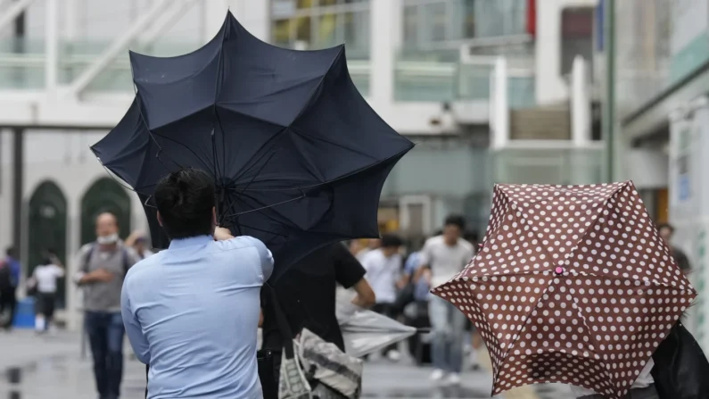 Un hombre pasa problemas para mantener su paraguas abierto a causa de los fuertes vientos del tifón Ampil, en una calle de Tokio, Japón, el 16 de agosto de 2024. (Siro Komae/AP Foto)