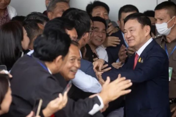 El exprimer ministro tailandés Thaksin Shinawatra (2º dcha.) es recibido por sus partidarios a su llegada al aeropuerto de Don Muang, en Bangkok, el 22 de agosto de 2023. (Wason Wanichakorn/Foto AP)