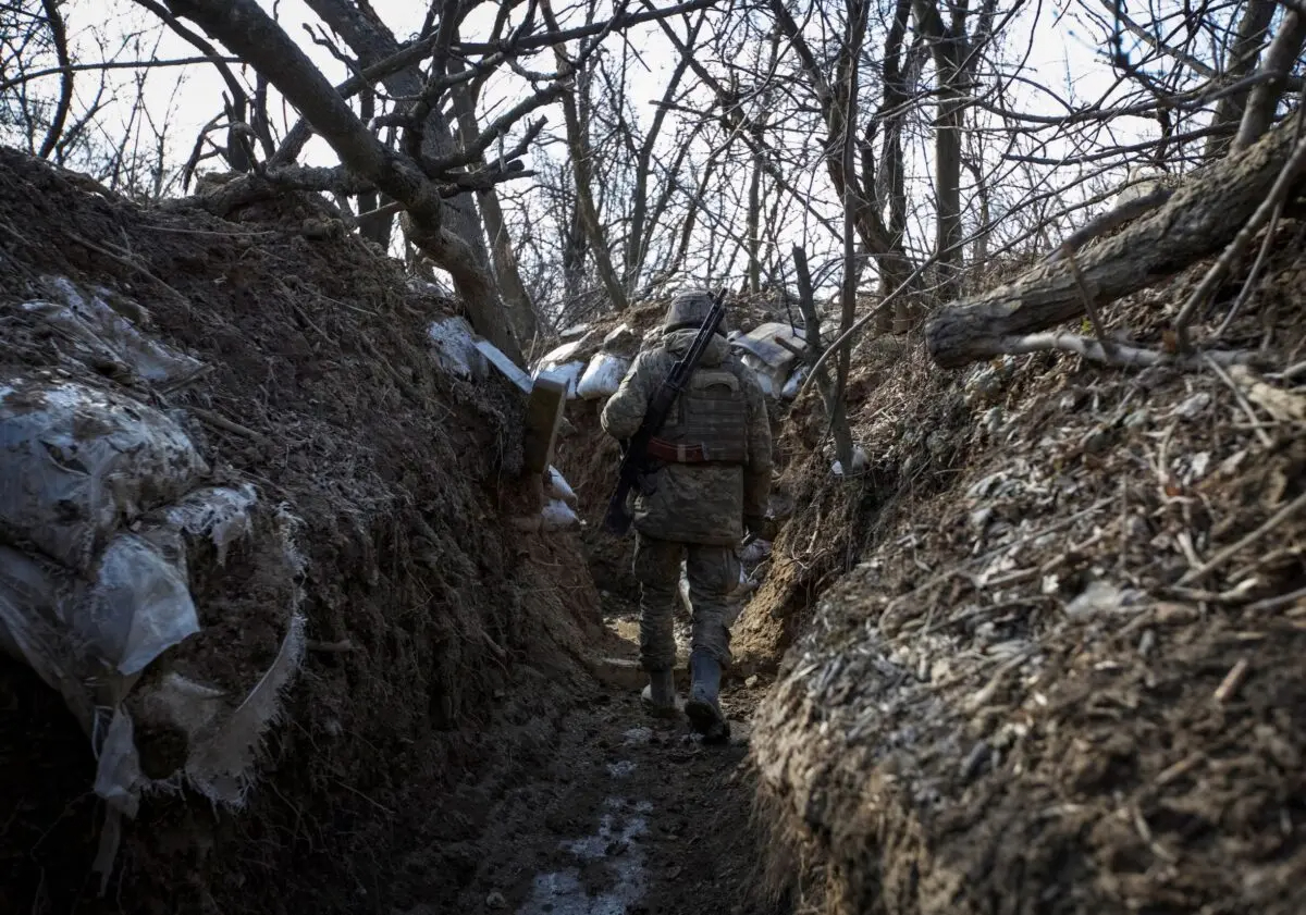 Un soldado ucraniano en una trinchera a las afueras de la ciudad de Horlivka, en la región de Donetsk, Ucrania, el 3 de marzo de 2023. (Anna Kudriavtseva/Reuters)