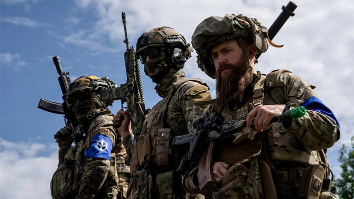 Combatientes del Cuerpo de Voluntarios Rusos en lo alto de un APC durante una rueda de prensa no lejos de la frontera de Ucrania con Rusia en la región de Sumy, Ucrania, el 24 de mayo de 2023. (Evgeniy Maloletka/Foto AP)
