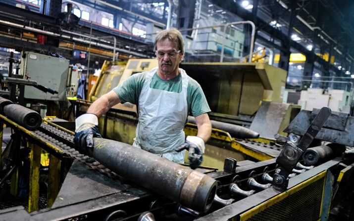 Un trabajador manipula proyectiles de calibre 155 mm después del proceso de fabricación en la planta de municiones del ejército de Scranton, en Scranton, Pensilvania, el 16 de abril de 2024. (Charly Triballeau/AFP vía Getty Images)