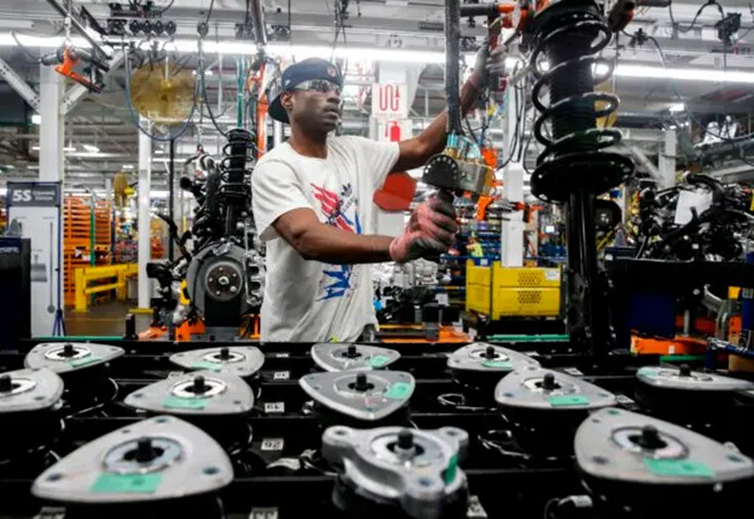 Un trabajador ensambla coches en la recién renovada planta de ensamblaje de Ford en Chicago, el 24 de junio de 2019. (Getty/Jim Young/AFP)