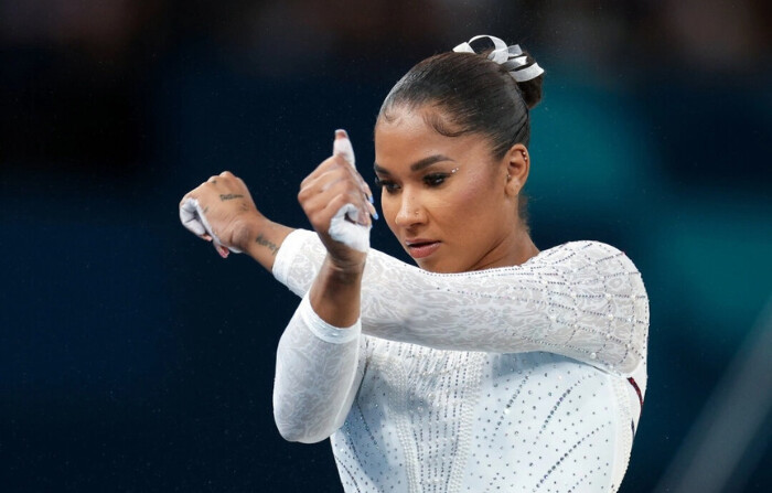 Jordan Chiles, del equipo de Estados Unidos, compite en la final del ejercicio de suelo femenino de gimnasia artística en el décimo día de los Juegos Olímpicos en el Bercy Arena de París el 5 de agosto de 2024. (Jamie Squire/Getty Images)
