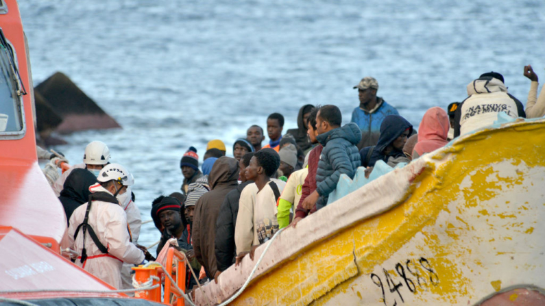 Una embarcación con 156 migrantes a bordo llega al puerto marítimo de La Restinga, en el municipio de El Pinar, en la isla canaria de El Hierro, el 15 de diciembre de 2023, tras ser rescatados por el buque Salvamar Adhara Salvamento Marítimo en aguas de la isla. (Foto de STRINGER/AFP vía Getty Images)