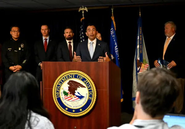 El fiscal del distrito central de California, Martin Estrada, habla durante una rueda de prensa en Los Ángeles el 15 de agosto de 2024, anunciando los arrestos por la muerte del actor de «Friends» Matthew Perry. (Patrick T. Fallon/AFP vía Getty Images)