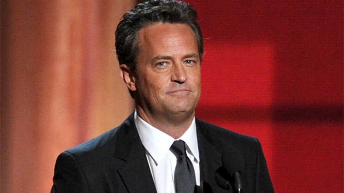 El actor Matthew Perry habla en el escenario durante la 64ª edición de los premios Primetime Emmy en el Nokia Theatre L.A. Live de Los Ángeles el 23 de septiembre de 2012. (Kevin Winter/Getty Images)
