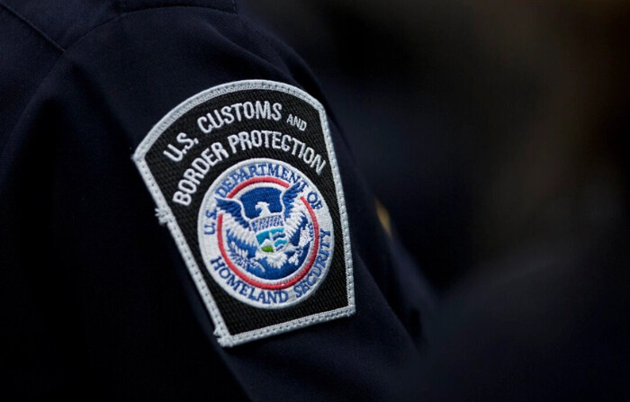 Un agente de aduanas lleva un parche de la agencia de Aduanas y Protección Fronteriza de Estados Unidos, en el Aeropuerto Internacional John F. Kennedy de Nueva York el 27 de octubre de 2017. (Mark Lennihan/Foto AP)