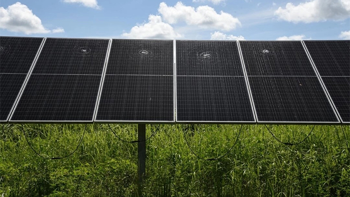 Algunos de los paneles solares con cristales agrietados que, según el Departamento de Justicia estadounidense, fueron atacados por el ciudadano jordano Hashem Younis Hashem Hnaihen. (Imagen cedida por el Departamento de Justicia de EE.UU.)
