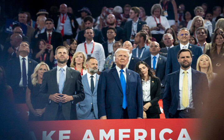 (De izq. a der.) Eric Trump, el expresidente Donald Trump y su compañero de fórmula, el senador JD Vance (R-Ohio), llegan a la Convención Nacional Republicana, en Milwaukee, el 16 de julio de 2024. (Madalina Vasiliu/The Epoch Times)