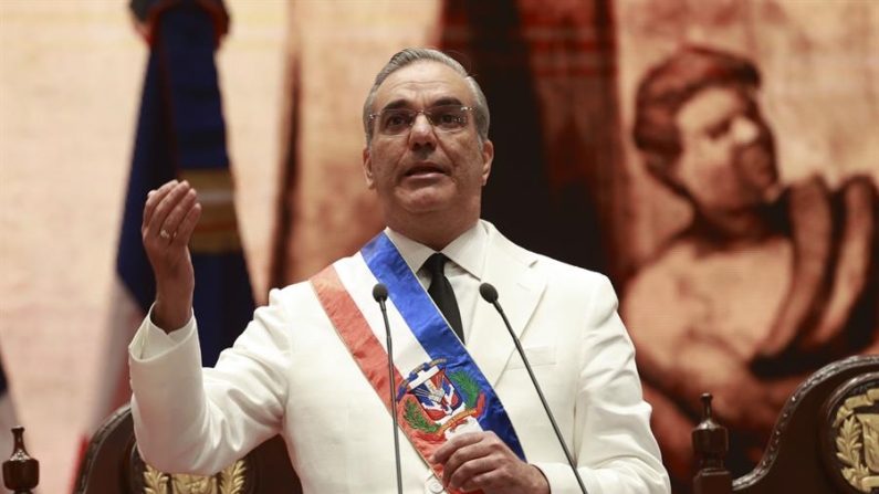 Luis Abinader habla durante la ceremonia de investidura como presidente de República Dominicana para un segundo y último mandato, este 16 de agosto de 2024, en el Teatro Nacional en Santo Domingo (República Dominicana).EFE/ Orlando Barría
