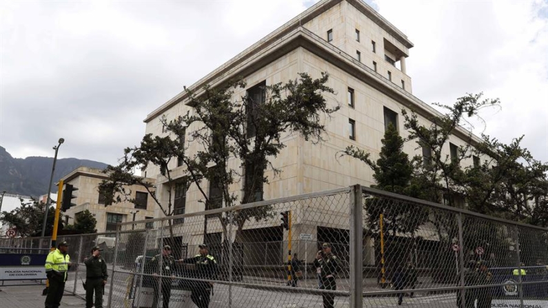 Fotogrfía de archivo en la que policías antimotines refuerzan las medidas de seguridad a la afueras del Palacio de Justicia en Bogotá (Colombia). EFE/ Carlos Ortega
