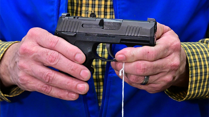 Una pistola en Redding, California, en una imagen de archivo. (Frederic J. Brown/AFP vía Getty Images)
