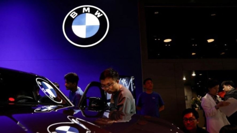 Visitantes observan un vehículo expuesto en el stand de BMW, en la Exposición Internacional del Automóvil de Beijing, o Auto China 2024, en Beijing el 25 de abril de 2024. (Tingshu Wang/Reuters)