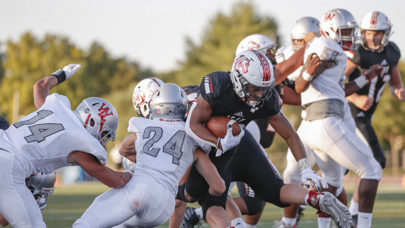 Foto de archivo: Estudiantes de preparatoria se enfrentan en partido de football. (Michael Hickey/Getty Images)