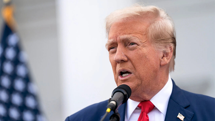 El candidato republicano a la presidencia, el ex presidente Donald Trump, ofrece una rueda de prensa a las puertas del Trump National Golf Club Bedminster en Bedminster, Nueva Jersey, el 15 de agosto de 2024. (Adam Gray/Getty Images)
