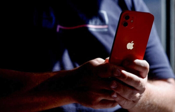 Un hombre sostiene un iPhone de Apple en una tienda de telefonía móvil en Nantes, Francia, el 13 de septiembre de 2023. (Stephane Mahe/Reuters)