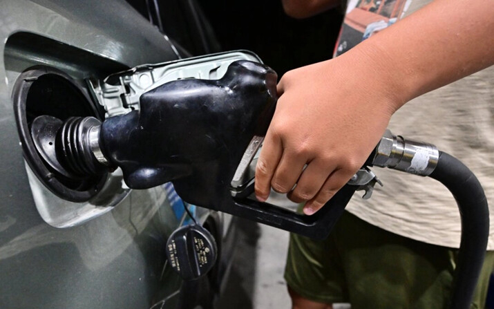 Un hombre llena el tanque de combustible en una gasolinera de Alhambra, California, el 2 de octubre de 2023. (Frederic J. Brown/AFP vía Getty Images)