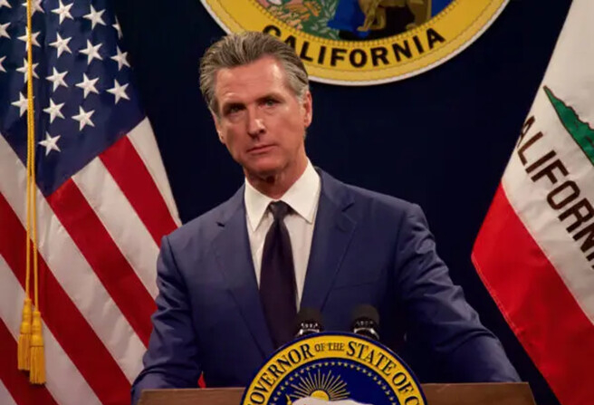 El gobernador Gavin Newsom propuso nuevas normas para las refinerías de petróleo, que exigen suministros mínimos e imponen sanciones para evitar aumentos repentinos en el precio del combustible. (Travis Gillmore/The Epoch Times)