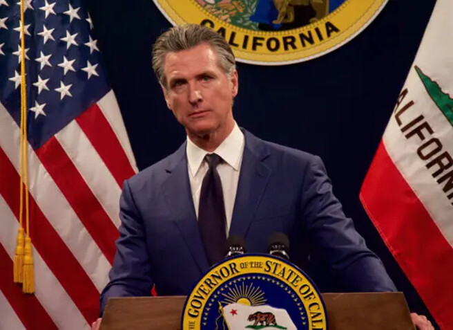 El gobernador Gavin Newsom propuso nuevas normas para las refinerías de petróleo, que exigen suministros mínimos e imponen sanciones para evitar aumentos repentinos en el precio del combustible. (Travis Gillmore/The Epoch Times)