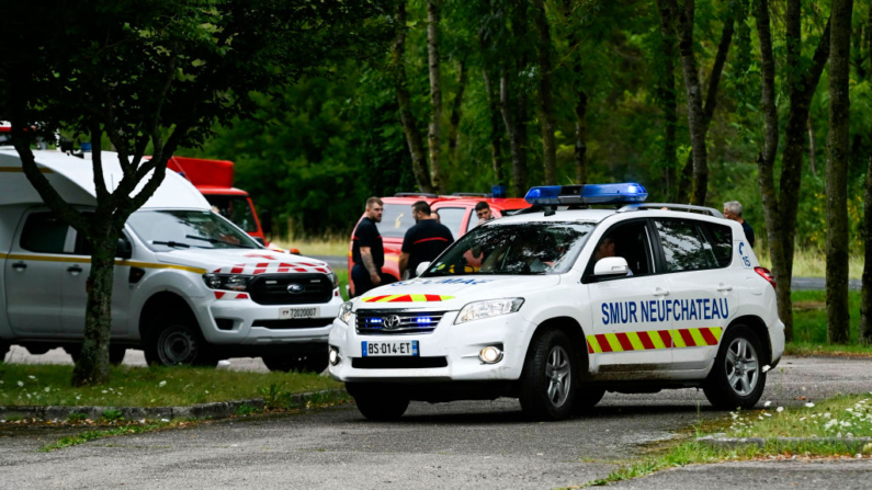 Un vehículo SMUR (Servicio Móvil de Urgencia y Reanimación) de Neufchateau en Colombey les belles, este de Francia, el 14 de agosto de 2024, tras un accidente entre dos aviones militares. (Jean-Christophe Verhaegen/AFP vía Getty Images)